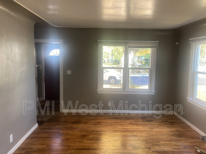 1014 Merritt St Se - Photo 6 of 23