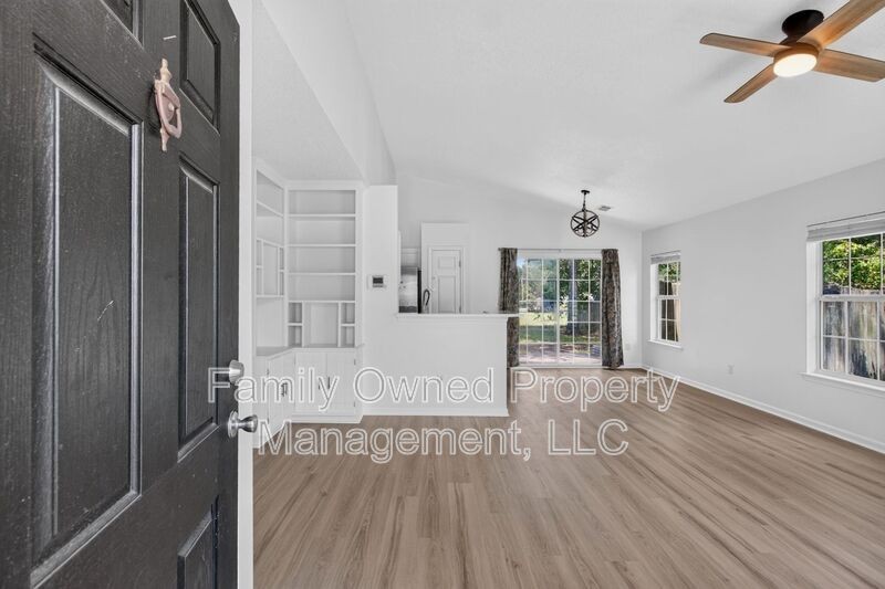 2412 Stingray Blvd - Photo 7 of 38
