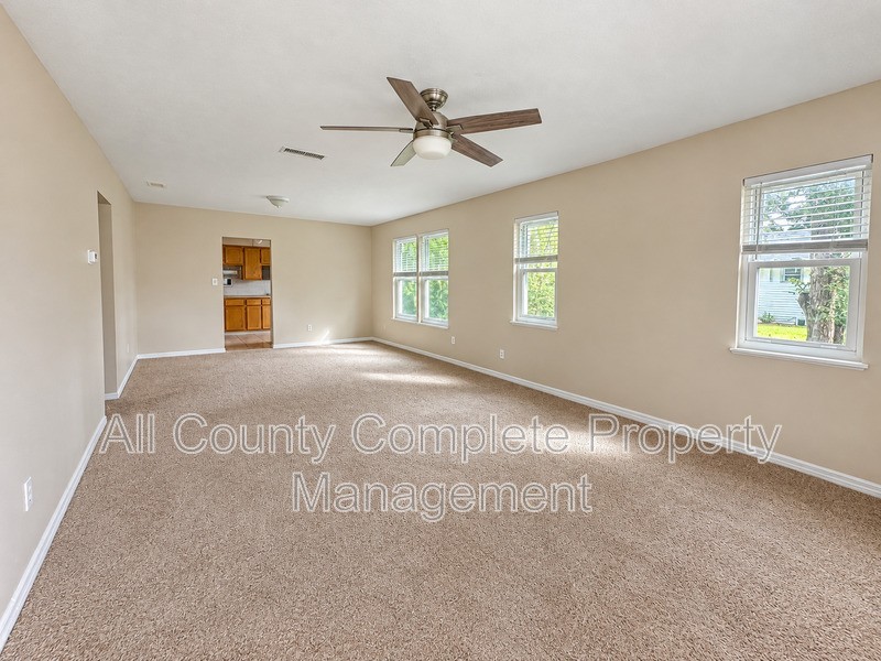 215 Drew St W - Photo 2 of 8