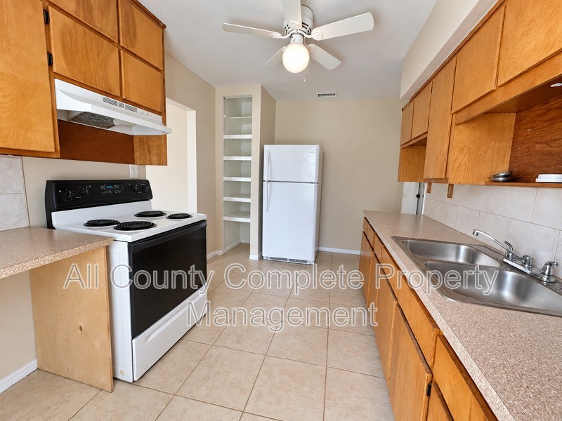 215 Drew St W - Photo 3 of 8