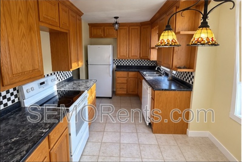 1736 Oakley Dr - Photo 3 of 7