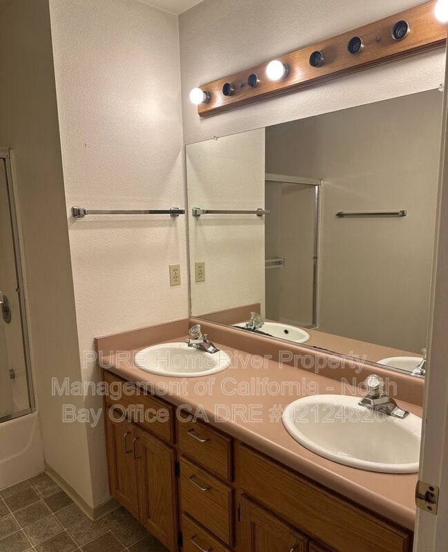 935 S Oak St - Photo 7 of 10