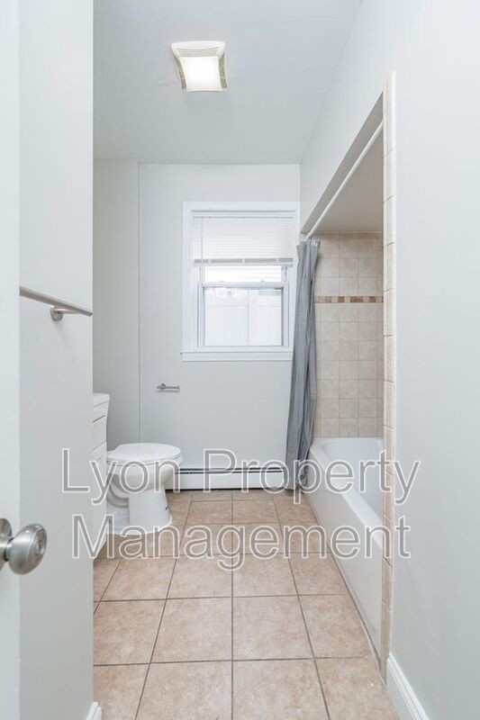 1213 Smith St #1 - Photo 4 of 9