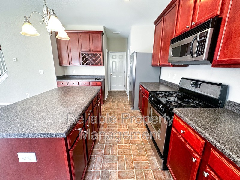 136 Smart Ct - Photo 3 of 17