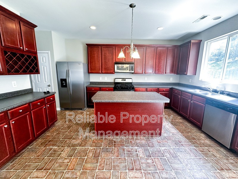 136 Smart Ct - Photo 4 of 17