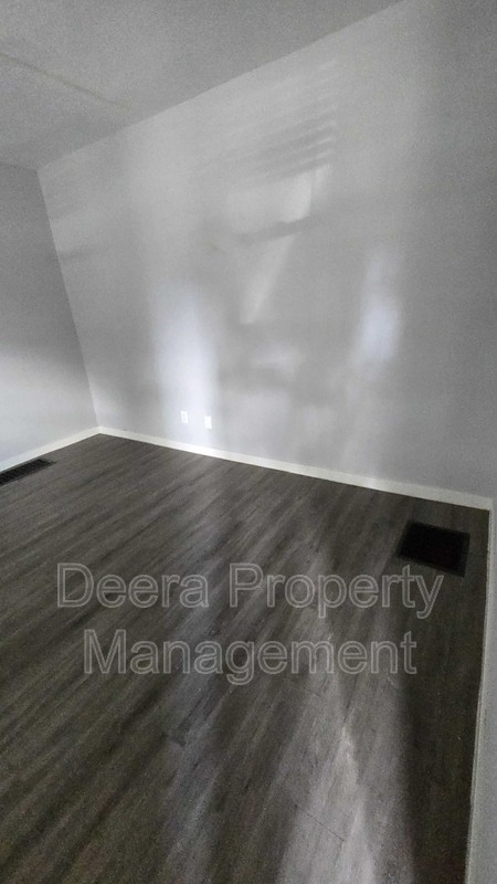 520 Sandusky Ave - Photo 7 of 35