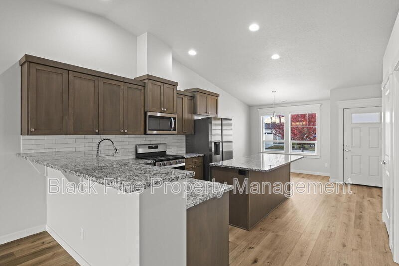 4445 E Faceto St - Photo 4 of 30
