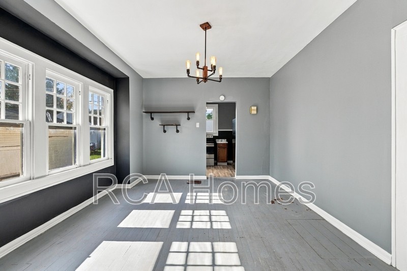 806 Carlyle Pl - Photo 4 of 11