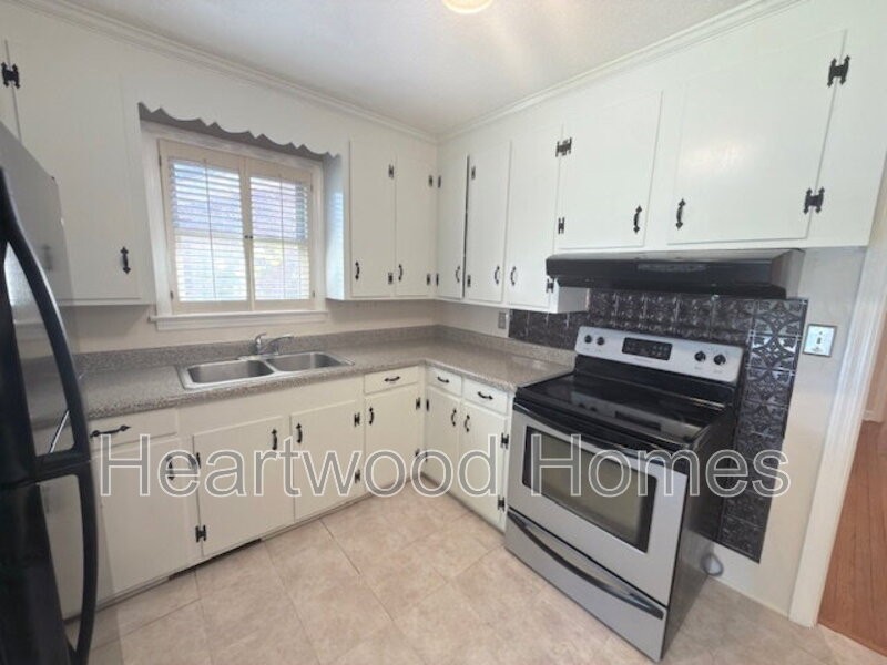 1213 Deerwood St - Photo 7 of 36