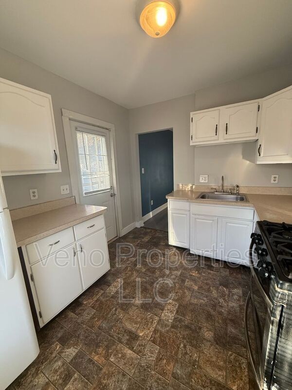145 Sanford St - Photo 2 of 12