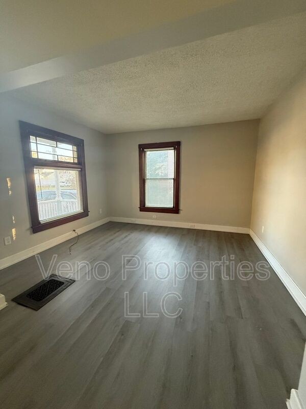 145 Sanford St - Photo 4 of 12
