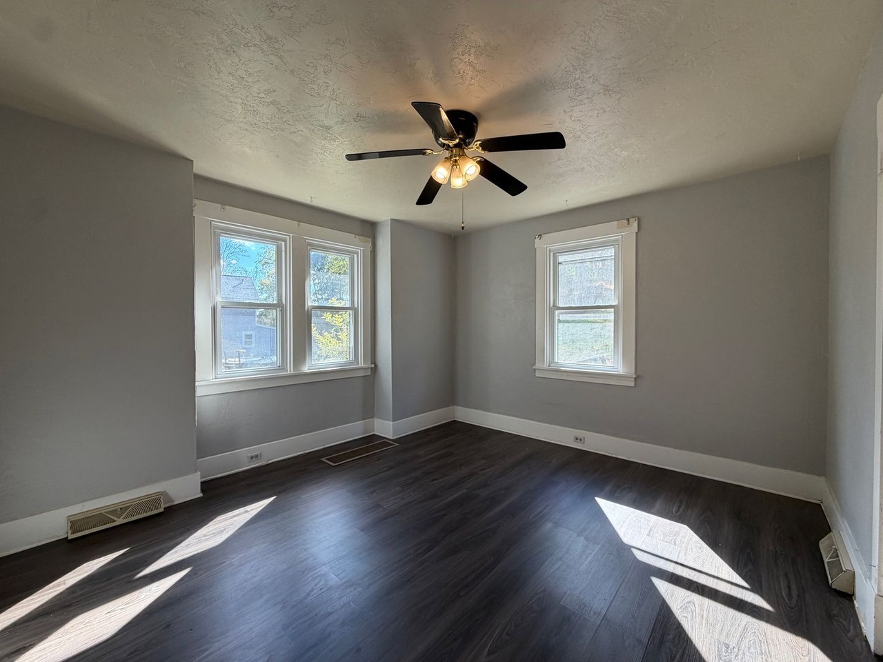 1345 Hulton Rd - Photo 3 of 16