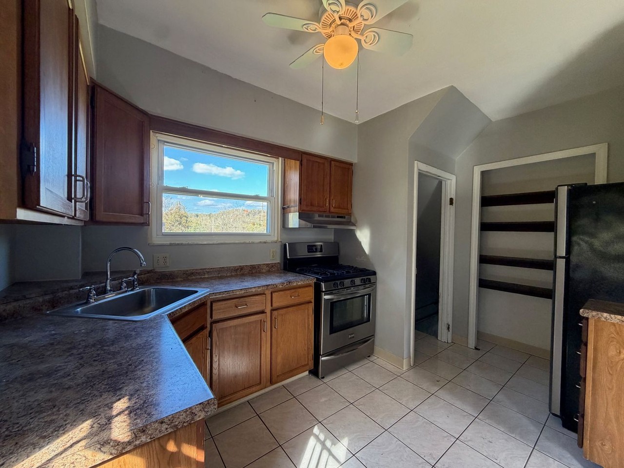 1345 Hulton Rd - Photo 4 of 16