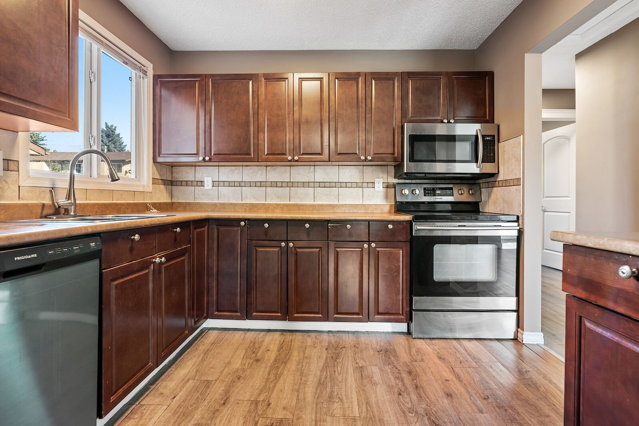 10810 173 Ave Nw - Photo 4 of 17