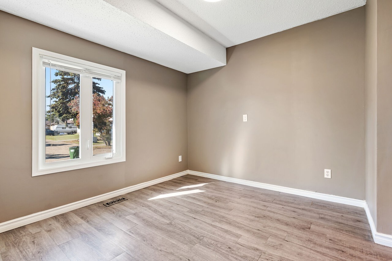 10810 173 Ave Nw - Photo 5 of 17