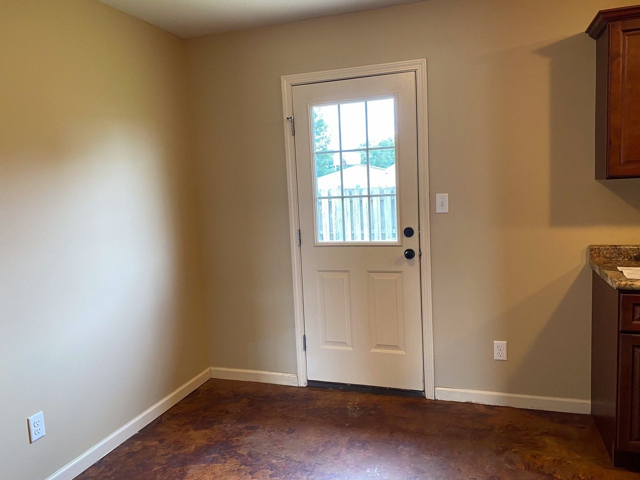 303 Shirley St - Photo 6 of 10