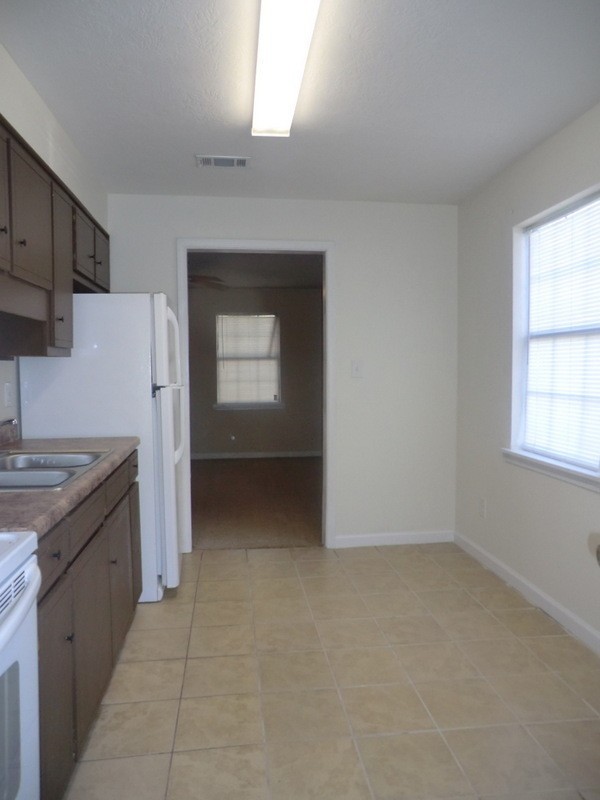 1840 Hicks St - Photo 7 of 11