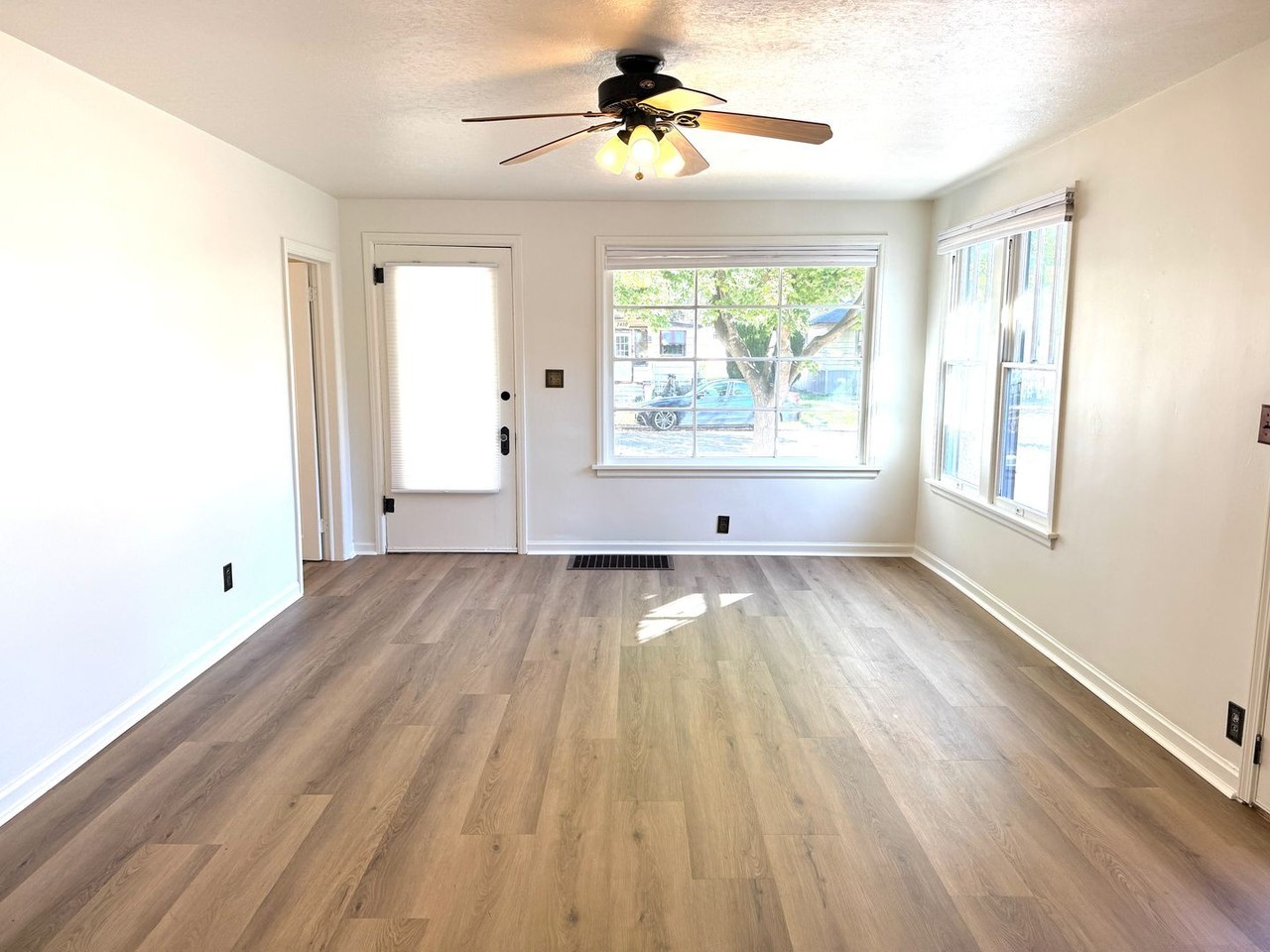 2411 W Woodlawn Ave - Photo 3 of 25