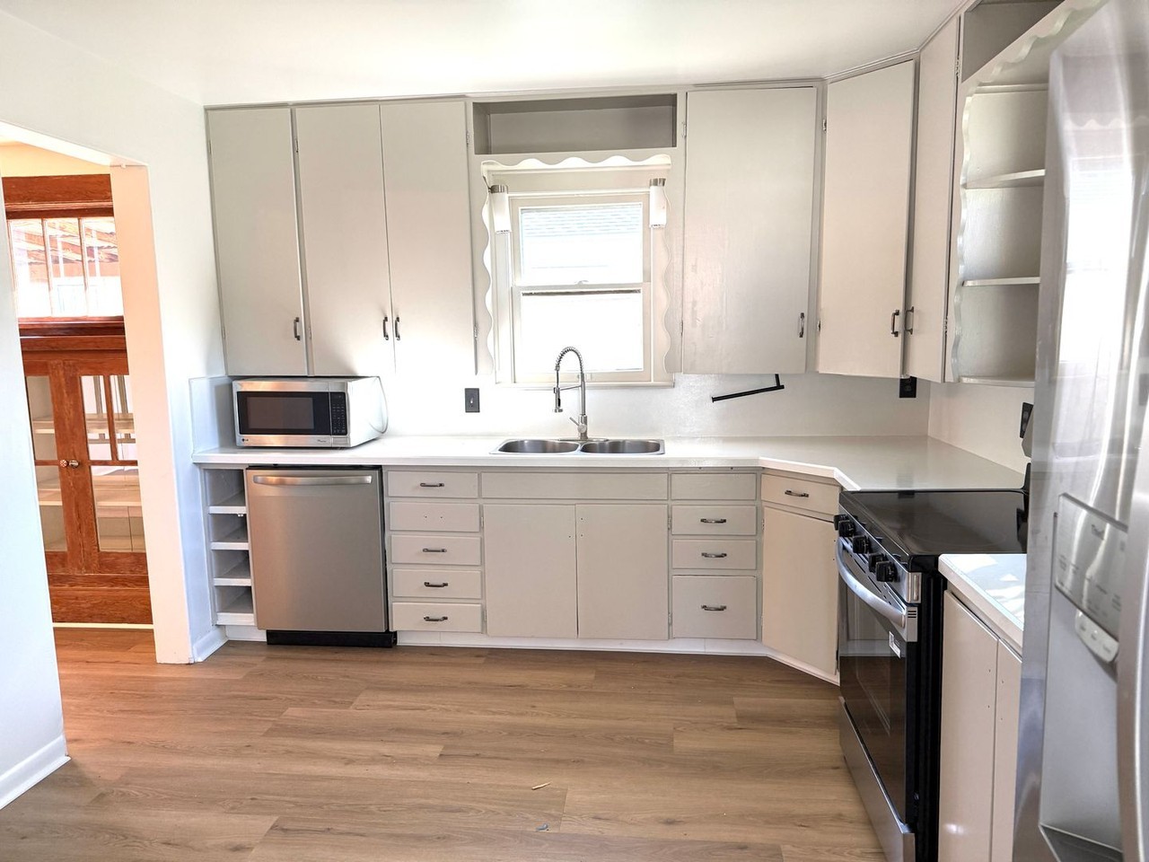 2411 W Woodlawn Ave - Photo 6 of 25
