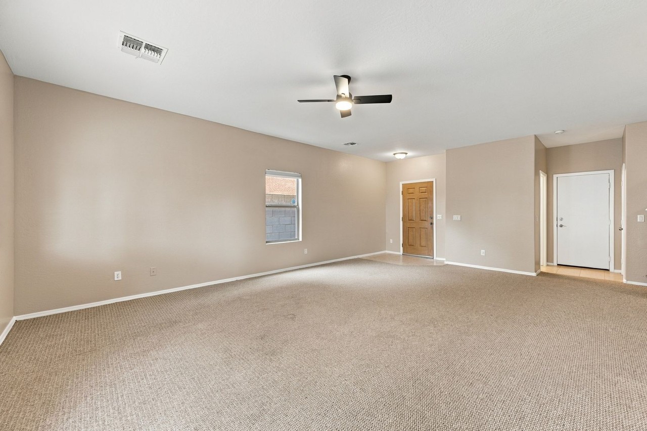 7012 W Lincoln St - Photo 3 of 22