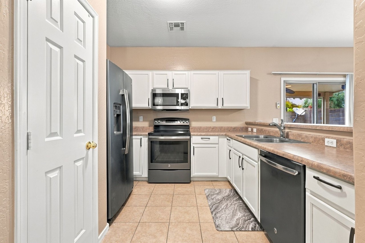 7012 W Lincoln St - Photo 5 of 22