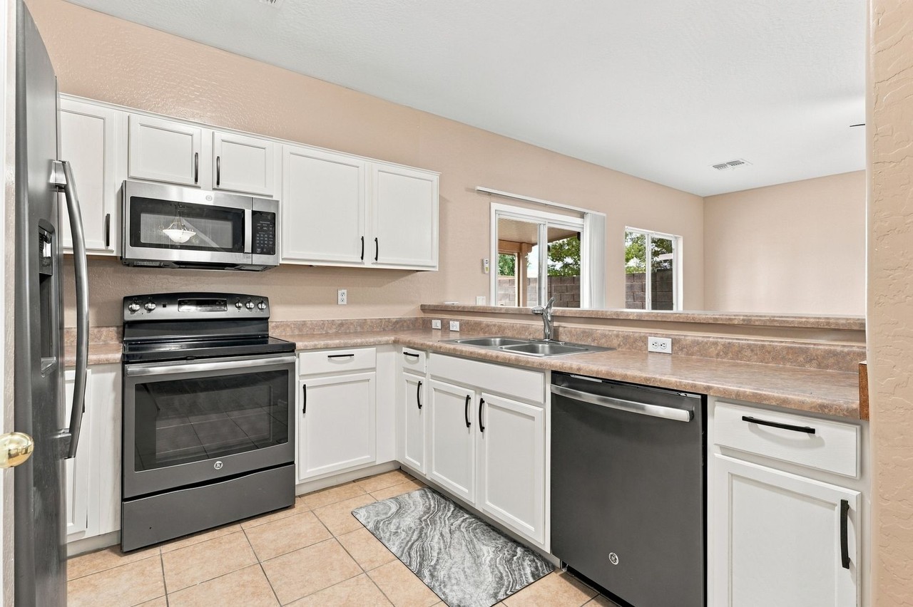 7012 W Lincoln St - Photo 6 of 22