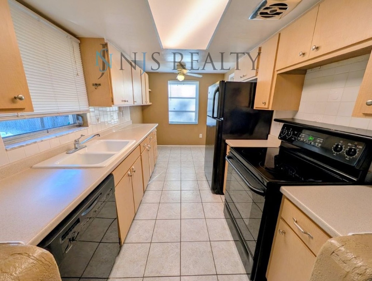 5547 Oceanic Rd - Photo 6 of 20
