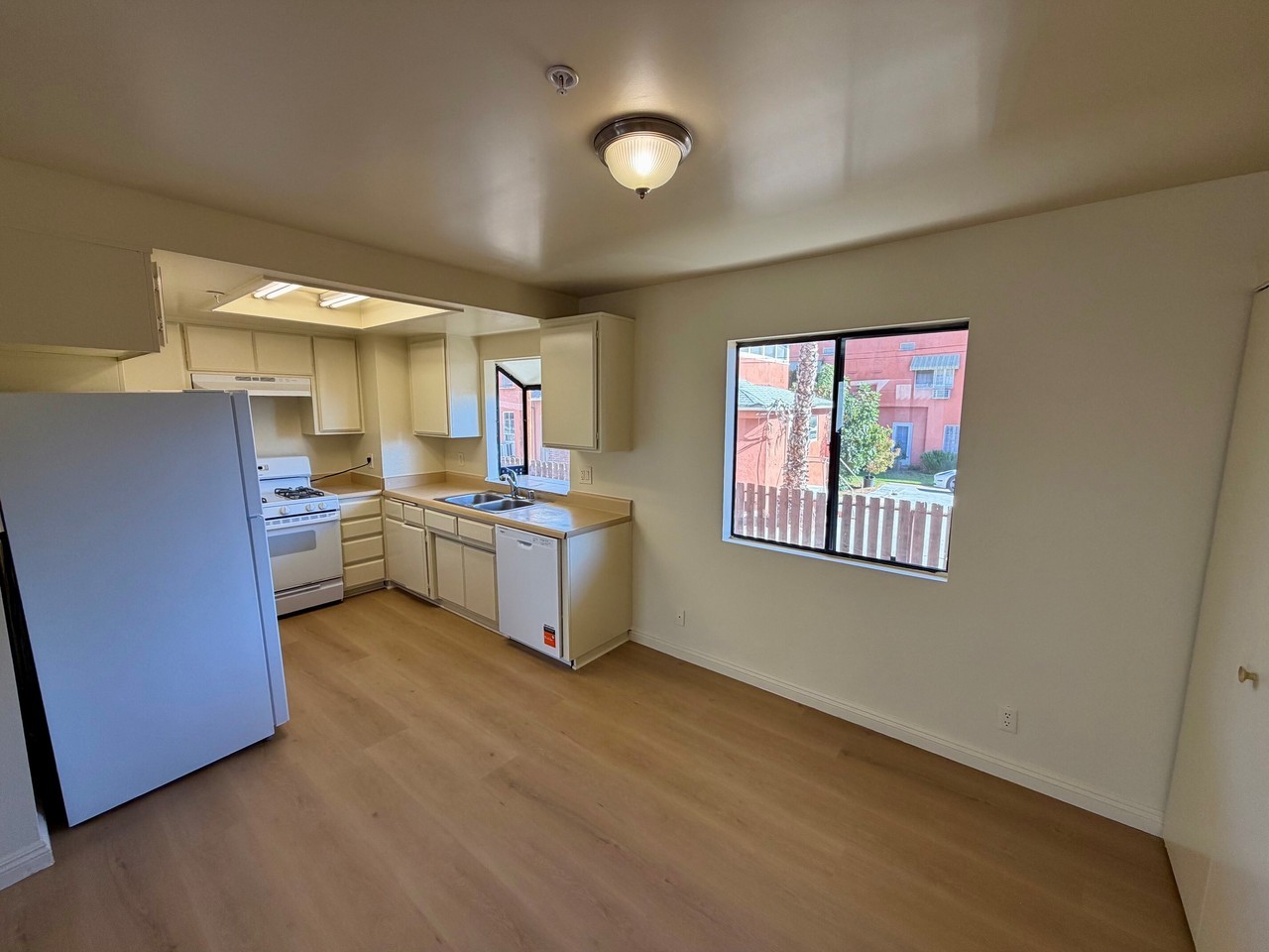 1425 BANK STREET (535) - Photo 4 of 14