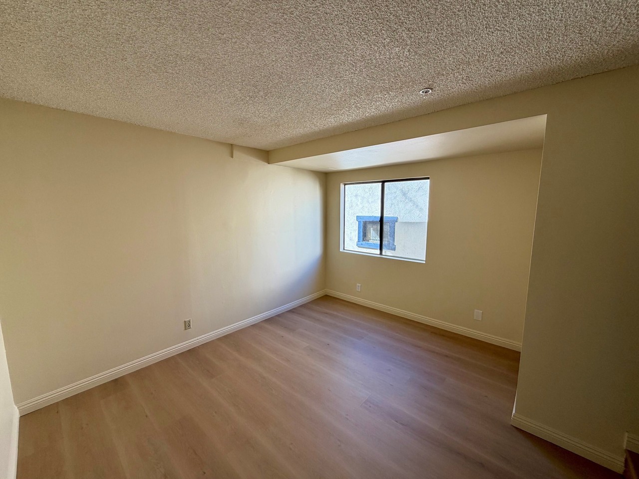 1425 BANK STREET (535) - Photo 6 of 14