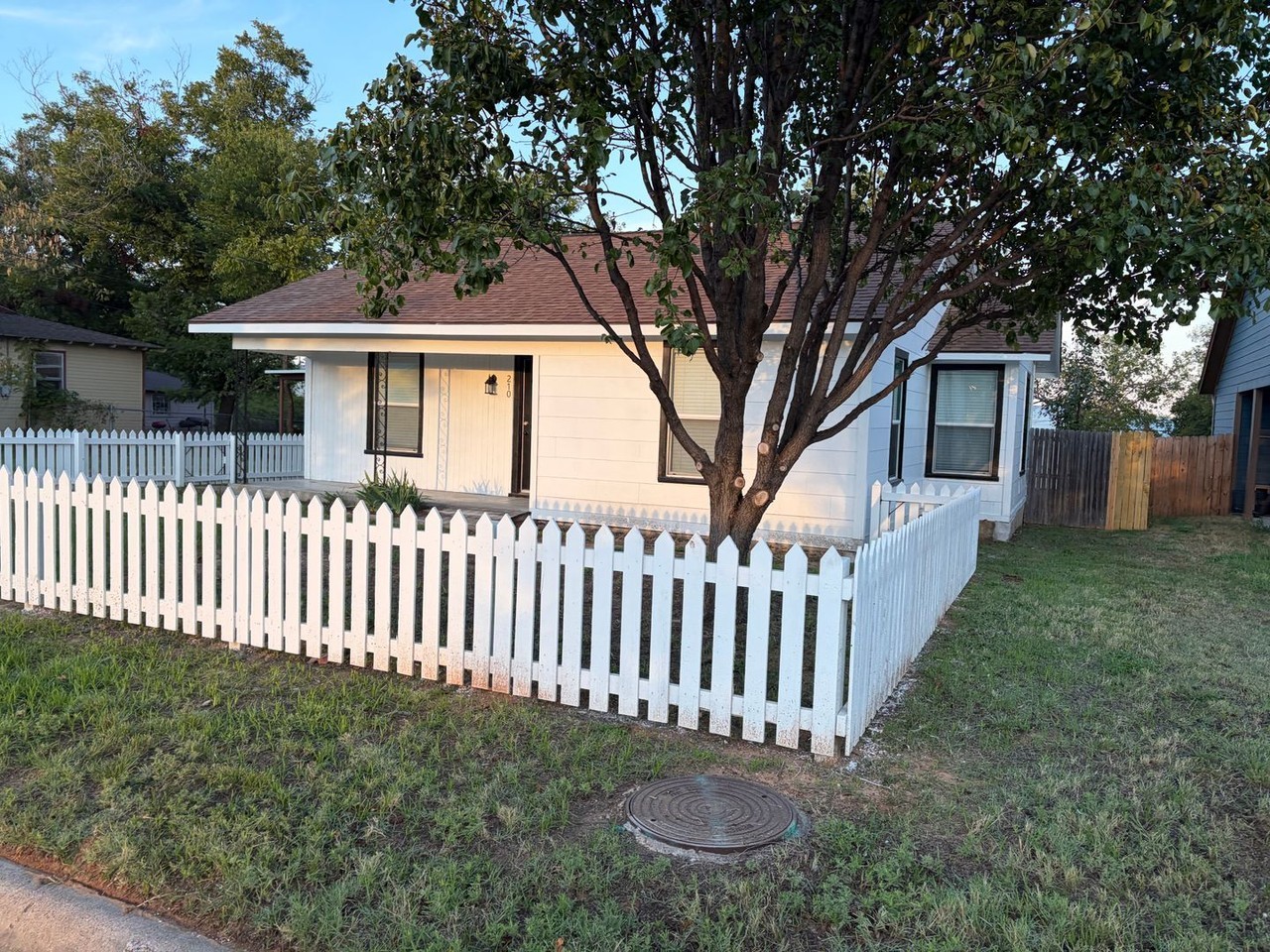 210 W Davis St - Photo 2 of 12