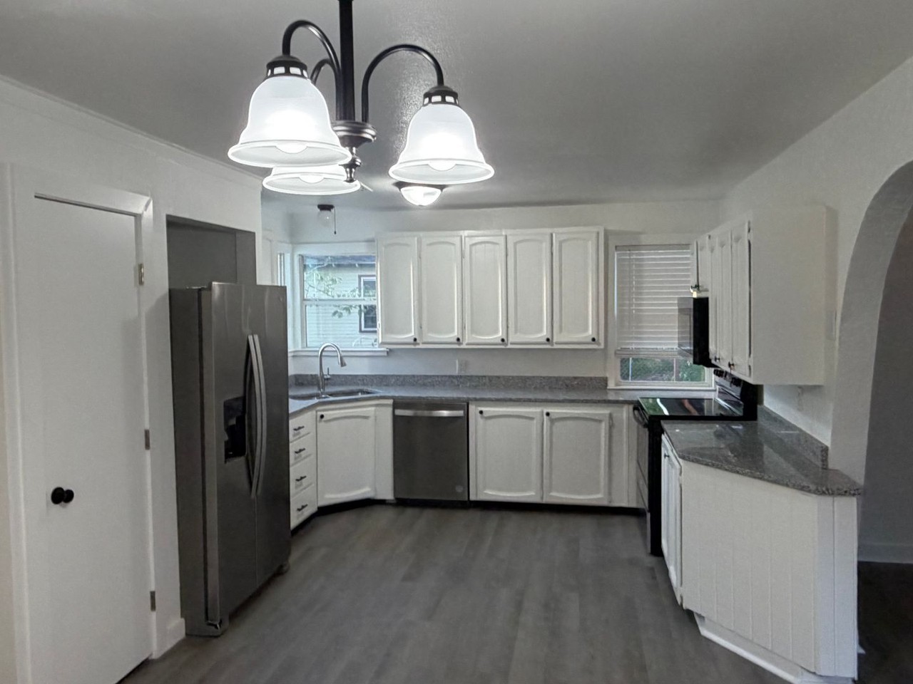 210 W Davis St - Photo 4 of 12