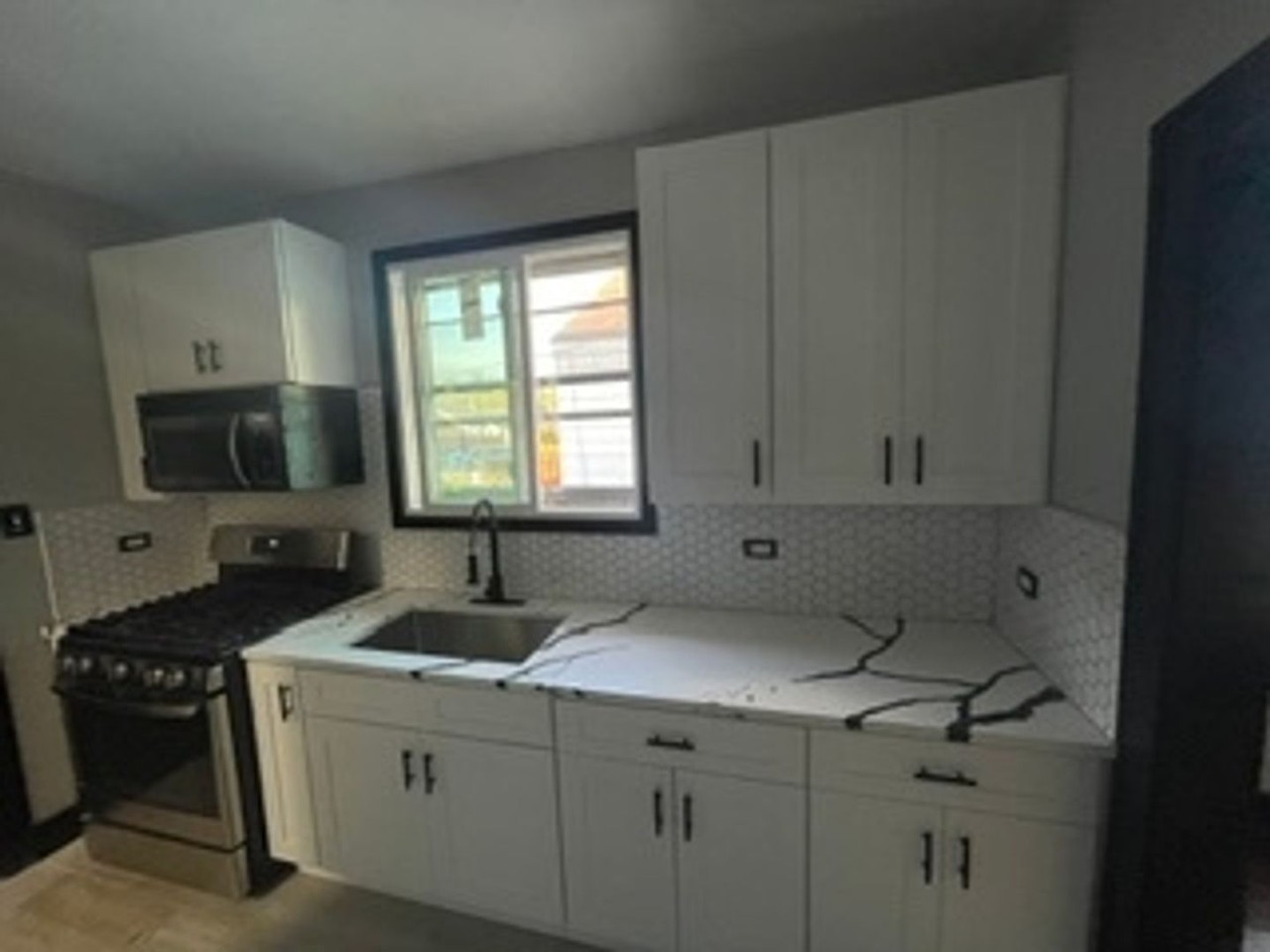 320 Webb St - Photo 5 of 13