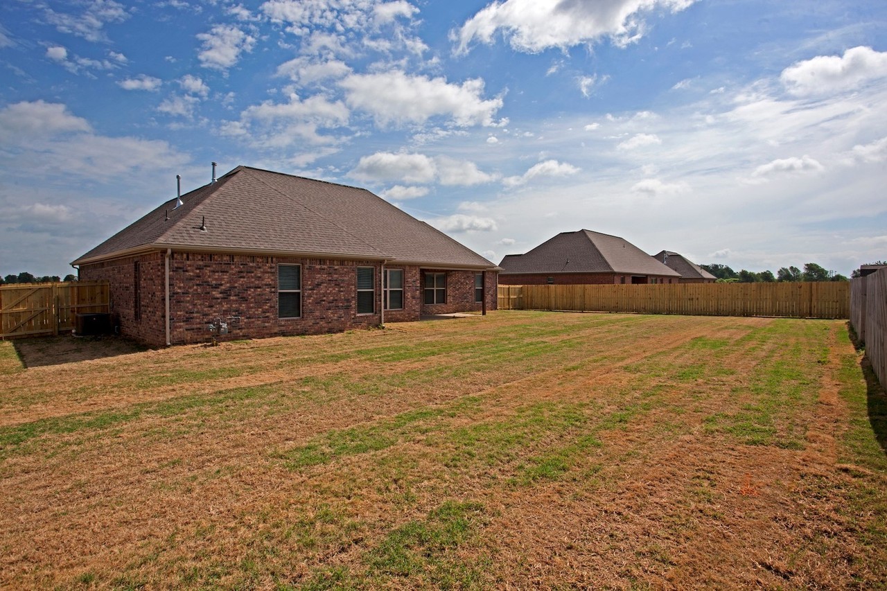 1003 Taylor Ln - Photo 2 of 30