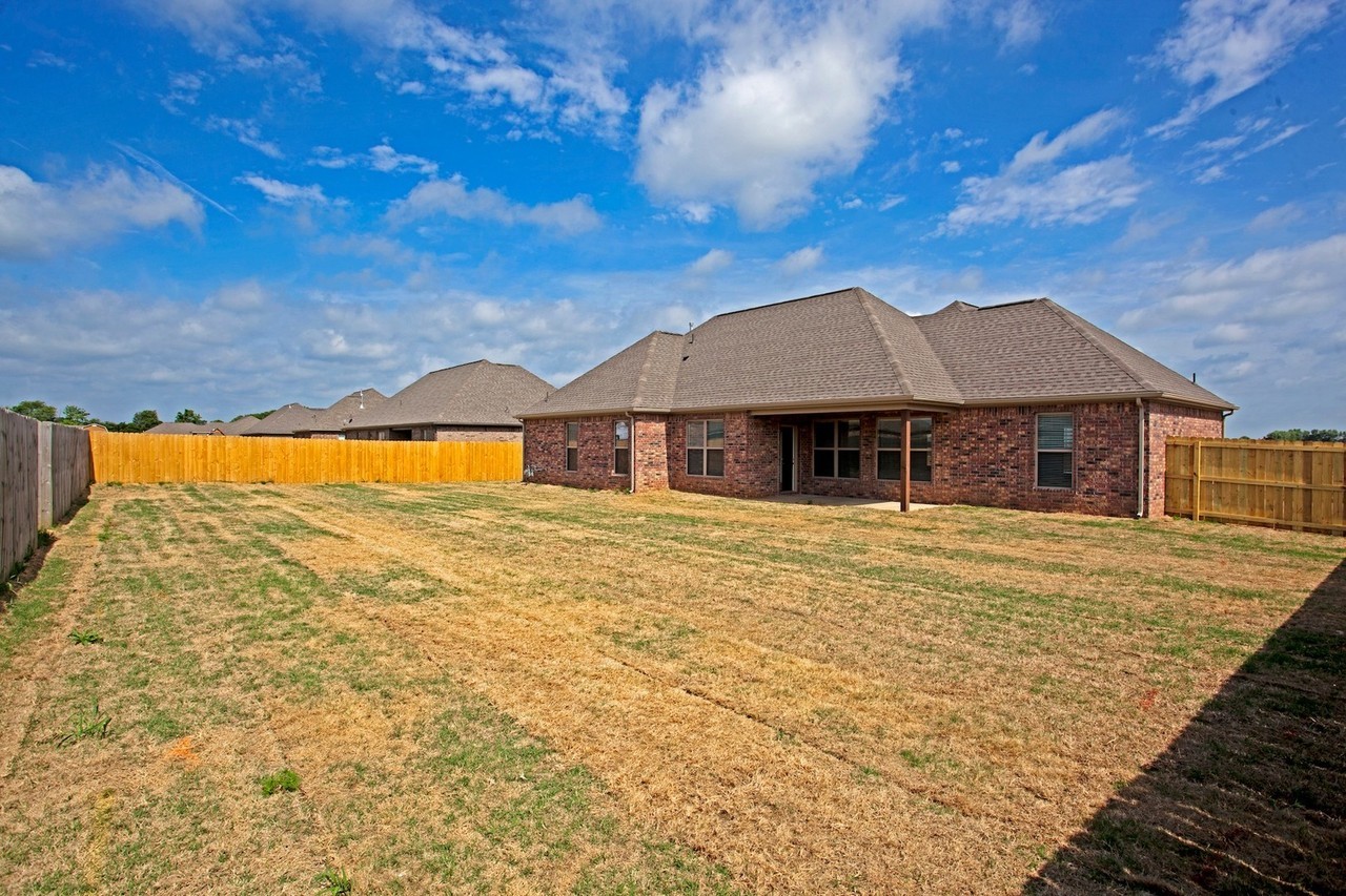 1003 Taylor Ln - Photo 3 of 30