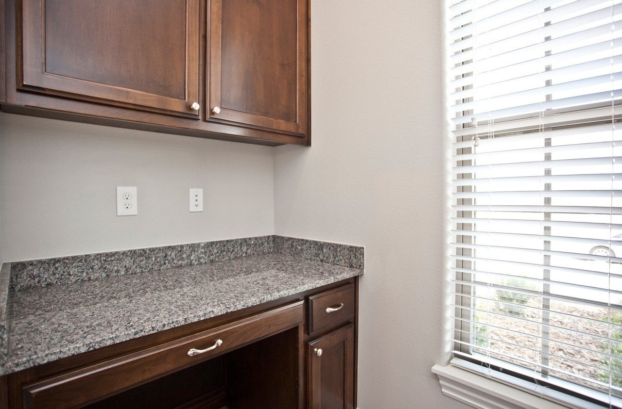 1003 Taylor Ln - Photo 4 of 30