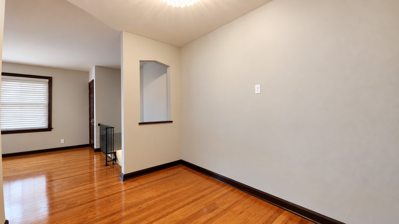 6326 -28 Sutherland - Photo 4 of 12