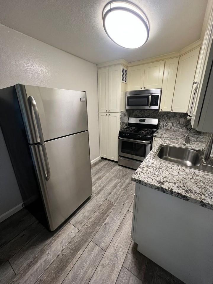 012 - 370 N Fair Oaks Ave - Photo 3 of 12