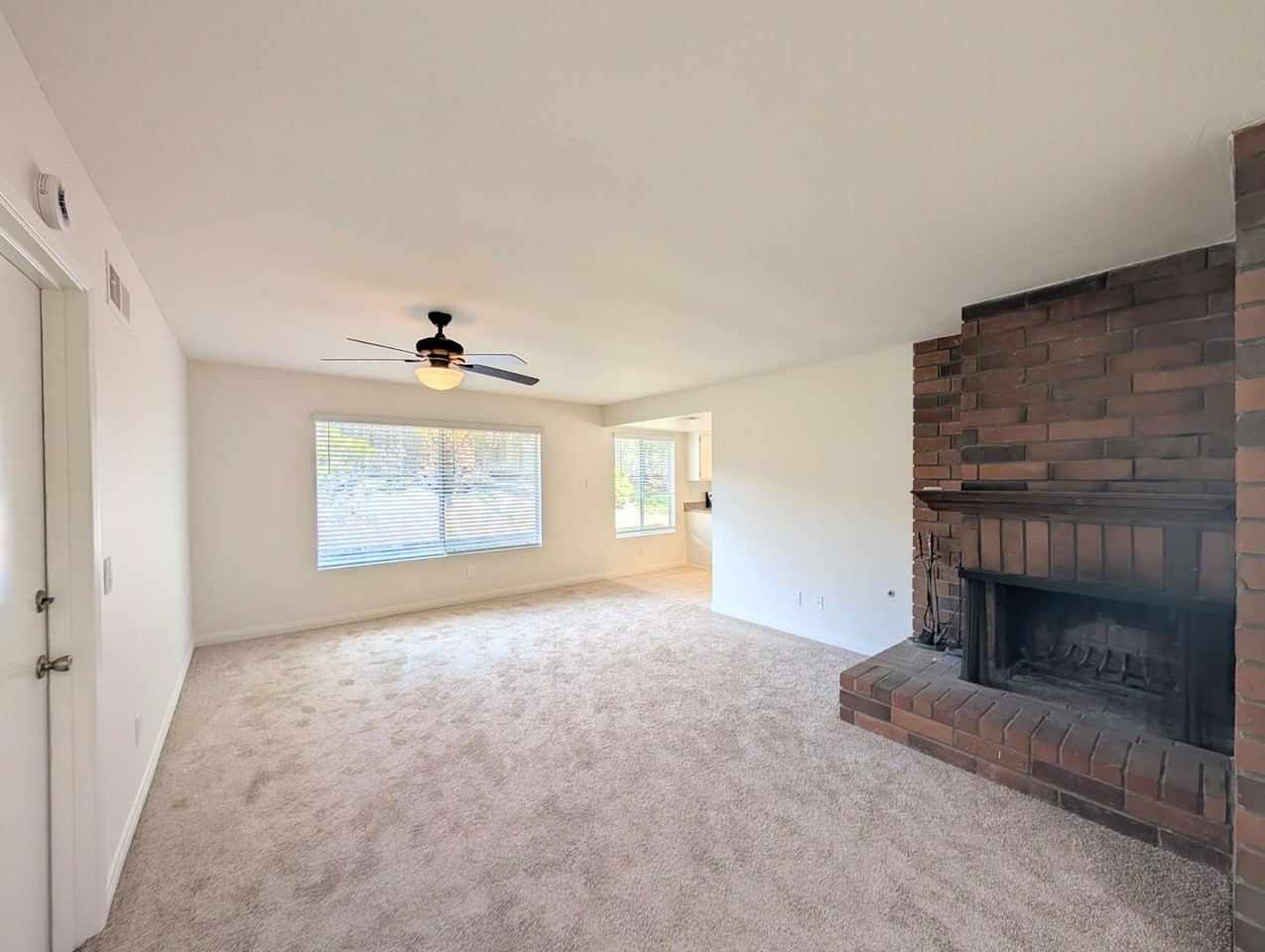 2042 Valley Rd - Photo 7 of 22