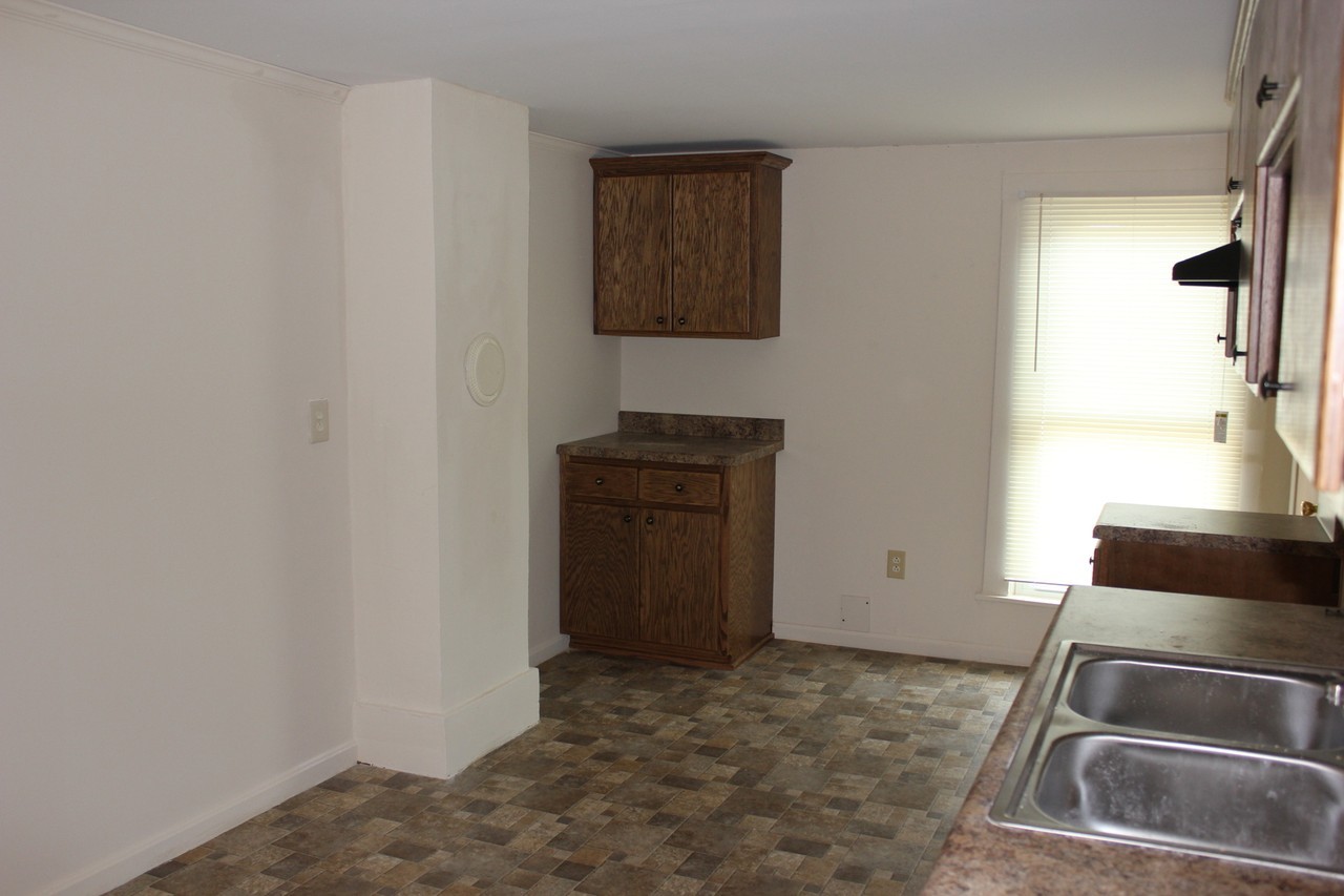 220 S Main St - Photo 5 of 11
