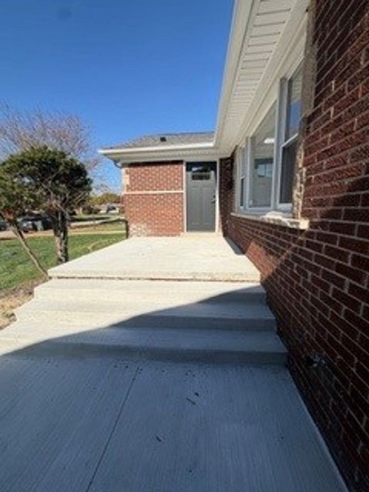 21890 Ridgedale St - Photo 2 of 17