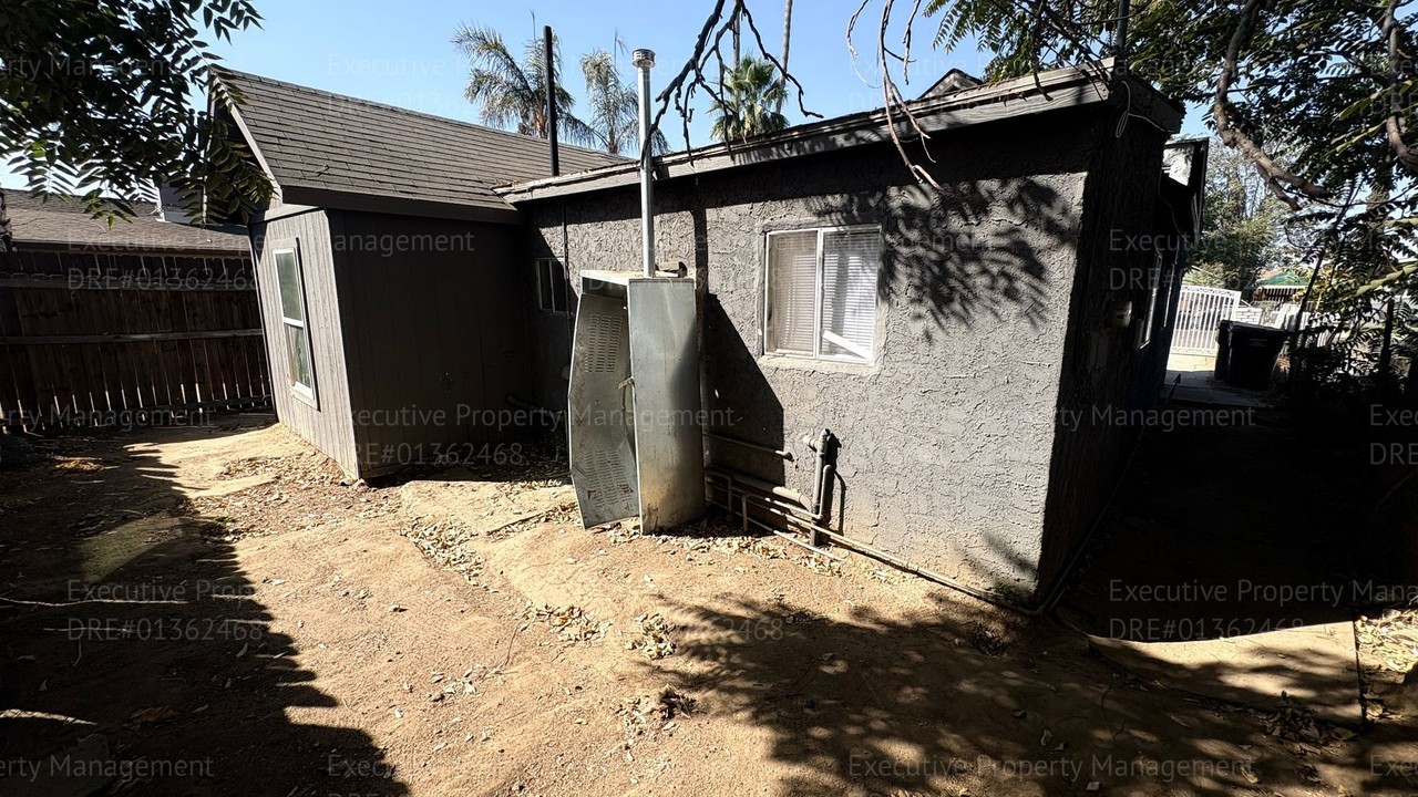 602 Date St - Photo 6 of 28
