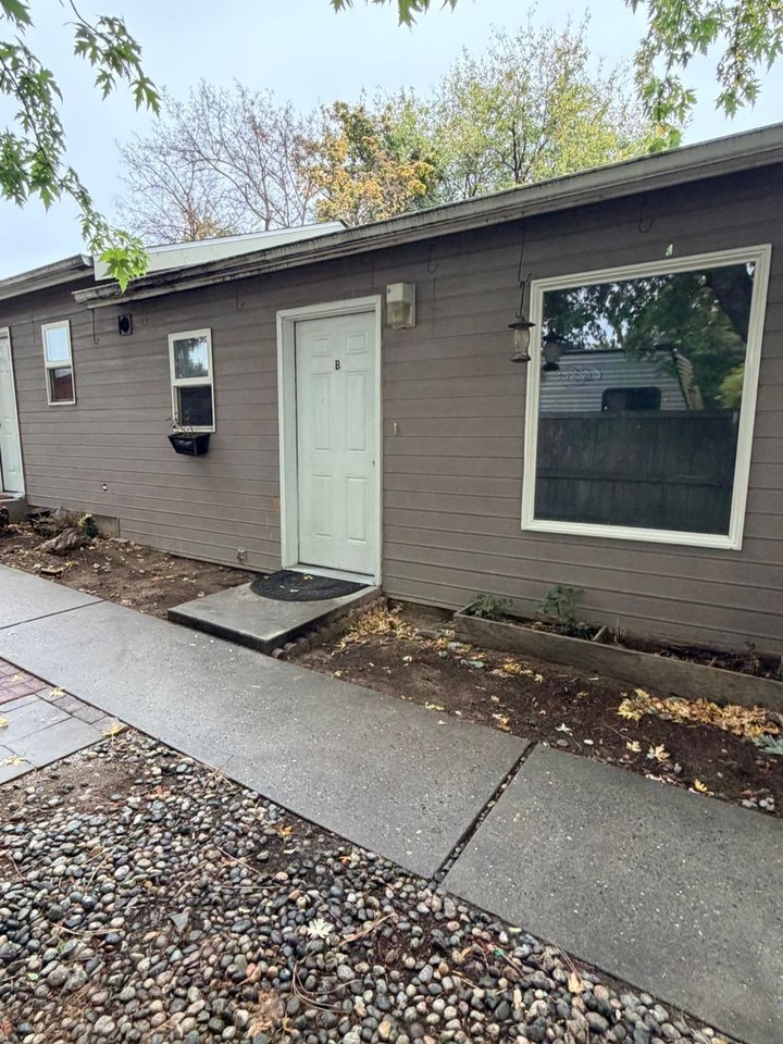 1308 Princeton Ave N - Photo 2 of 9