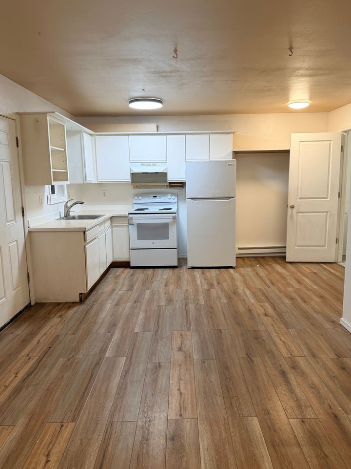 1308 Princeton Ave N - Photo 4 of 9