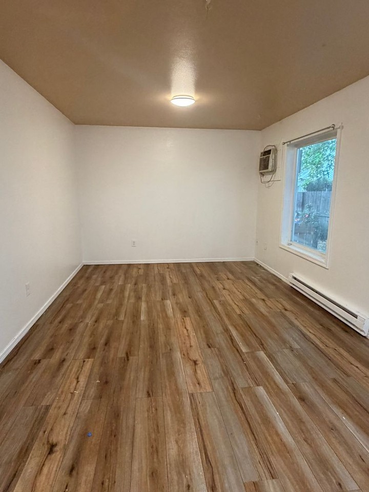 1308 Princeton Ave N - Photo 5 of 9