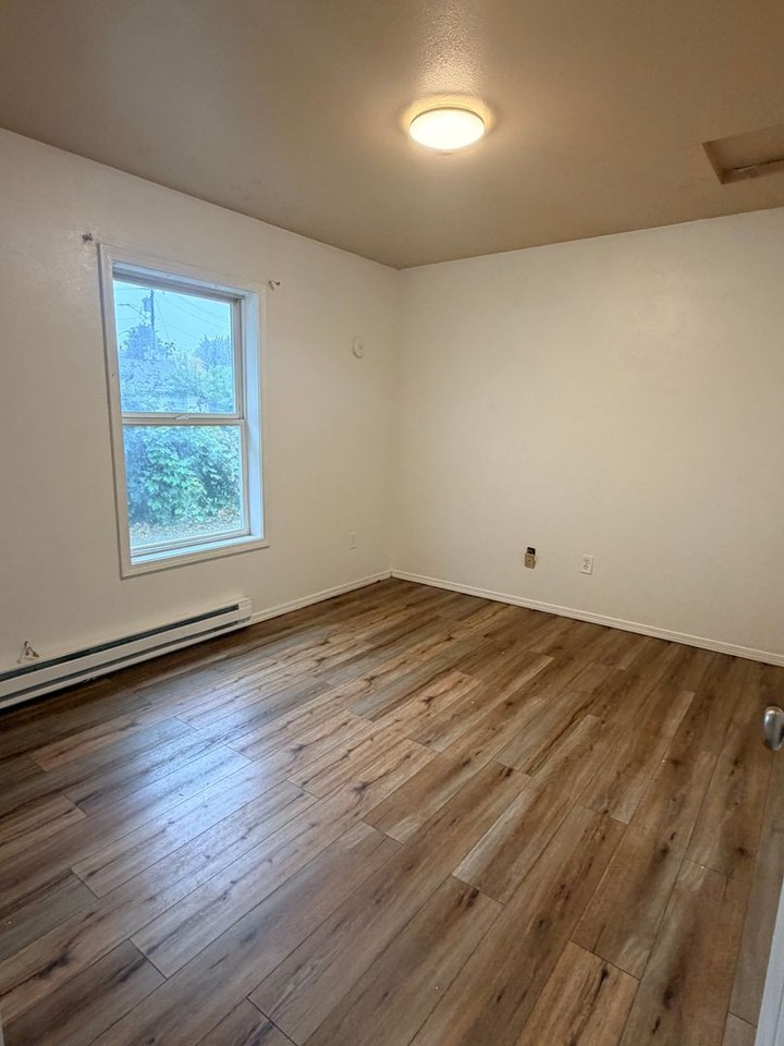 1308 Princeton Ave N - Photo 6 of 9