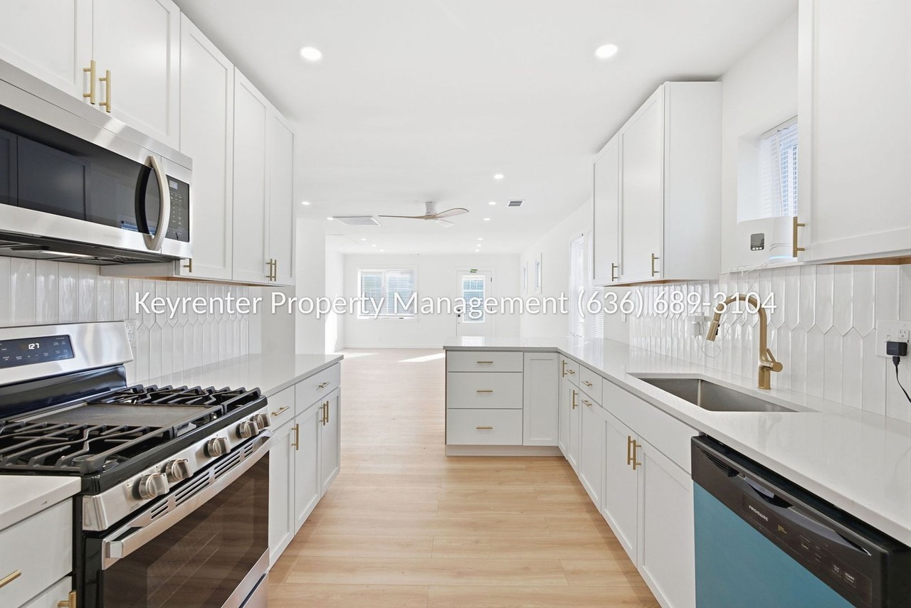 7705 W Bruno Ave - Photo 2 of 47