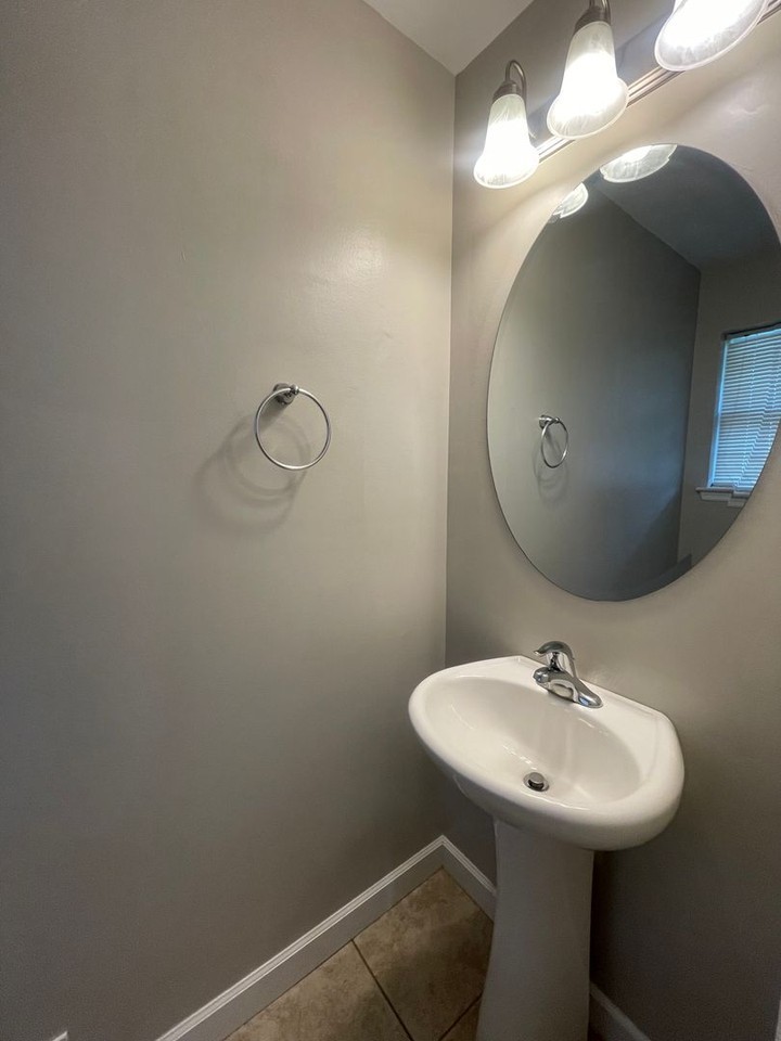 131 Washington St - Photo 3 of 12