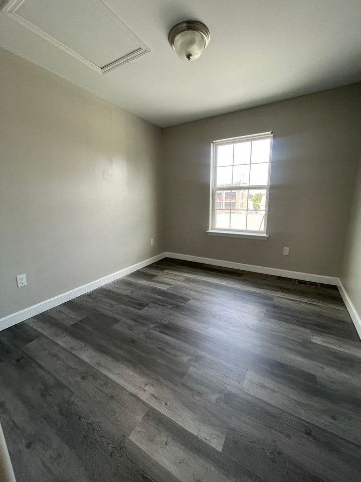 131 Washington St - Photo 6 of 12
