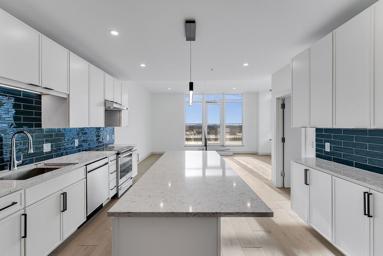 Bank Street Apartments at Burlington Square - Photo 6 of 50