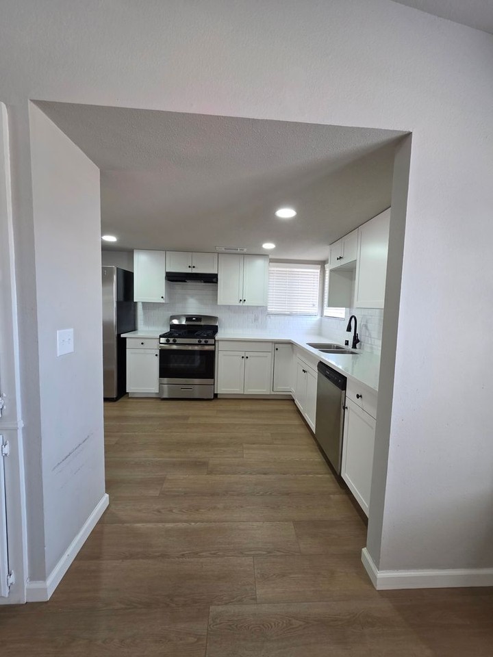 935 N Vista St - Photo 4 of 34